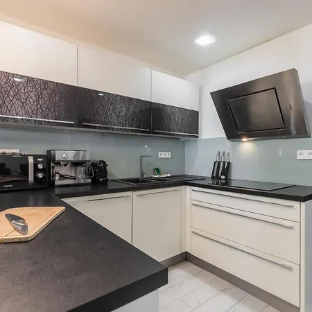 Amazing 3 Bdrs And Garden Place Du Pin Parking ! *
