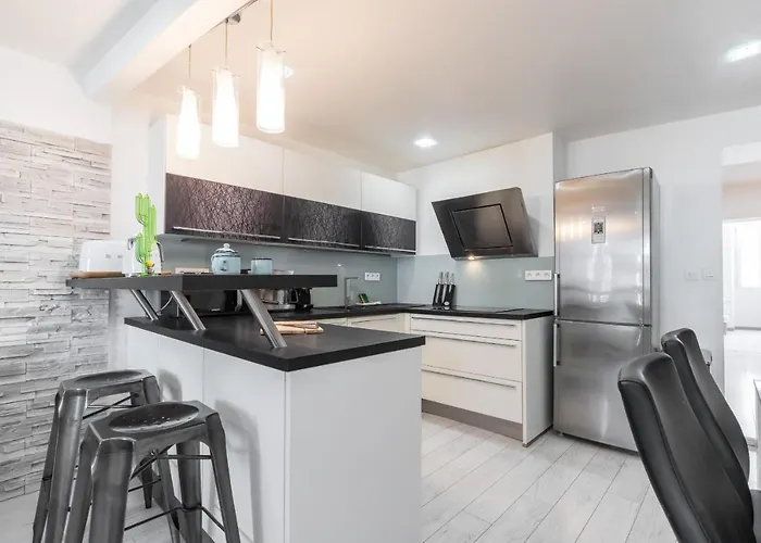 Amazing 3 Bdrs And Garden Place Du Pin Parking !