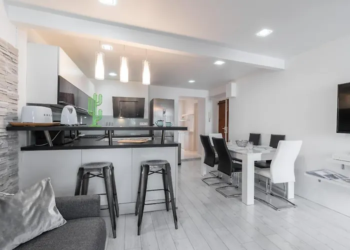 Amazing 3 Bdrs And Garden Place Du Pin Parking !
