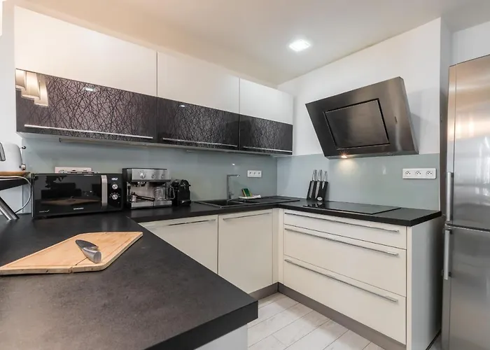 Amazing 3 Bdrs And Garden Place Du Pin Parking ! *